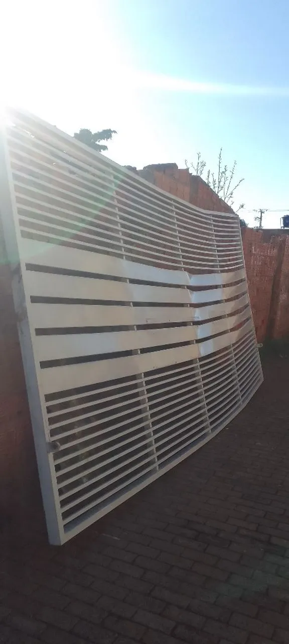 Portão de aço com design moderno