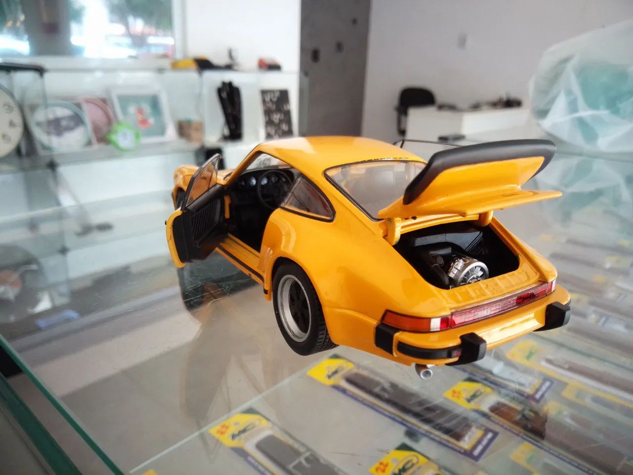 Porsche 911 Turbo - Escala 1:24 - Foto 2