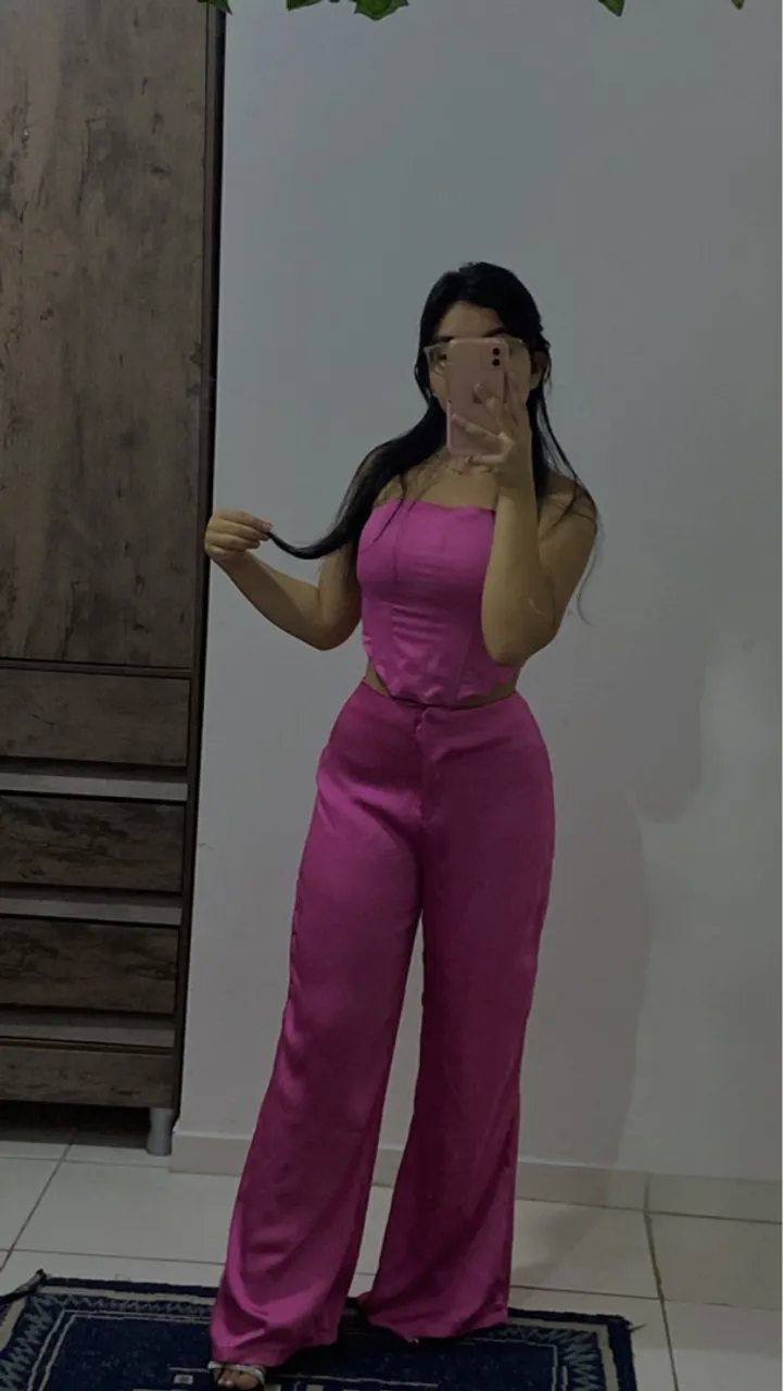 Calça Pantalona de Cetim Rosa - Glamour e Conforto num Só Look!