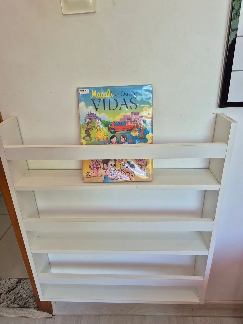 Mínimo estante para quarto infantil 