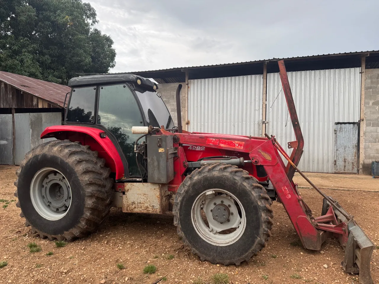 Trator Massey Ferguson 4292 - Potência e Eficiência!