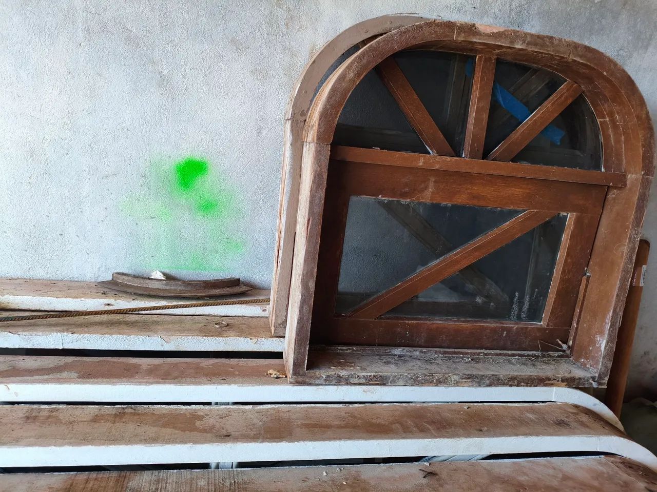 Janelas e porta janela com arco em madeira com vidro fumê  - Foto 3