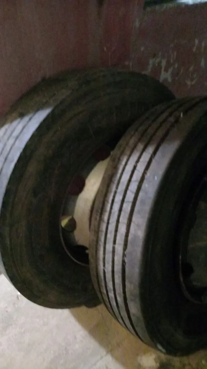 Pneus para Caminhão um semi-novo e um reformado