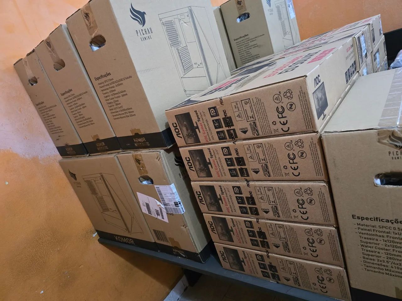 Batch of Monitor and Case64168565378819122