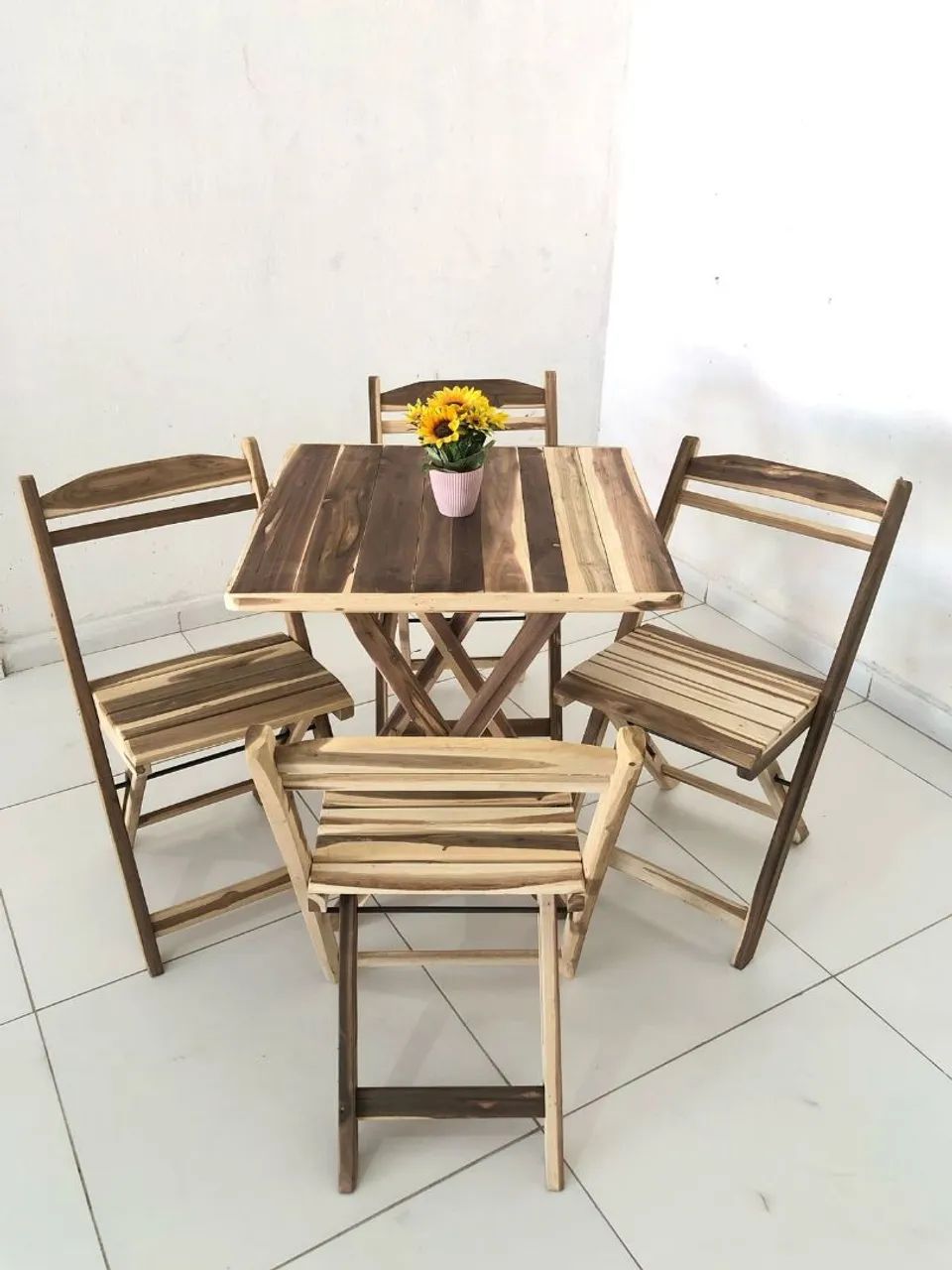 Conjunto de mesa e cadeiras de madeira - Foto 2
