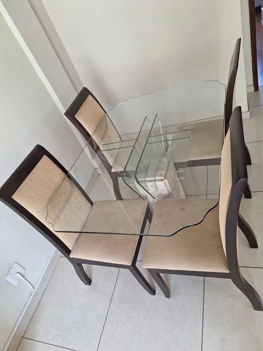 Mesa de Jantar de Vidro LAPIDADO cantos em "M" com 4 Cadeiras