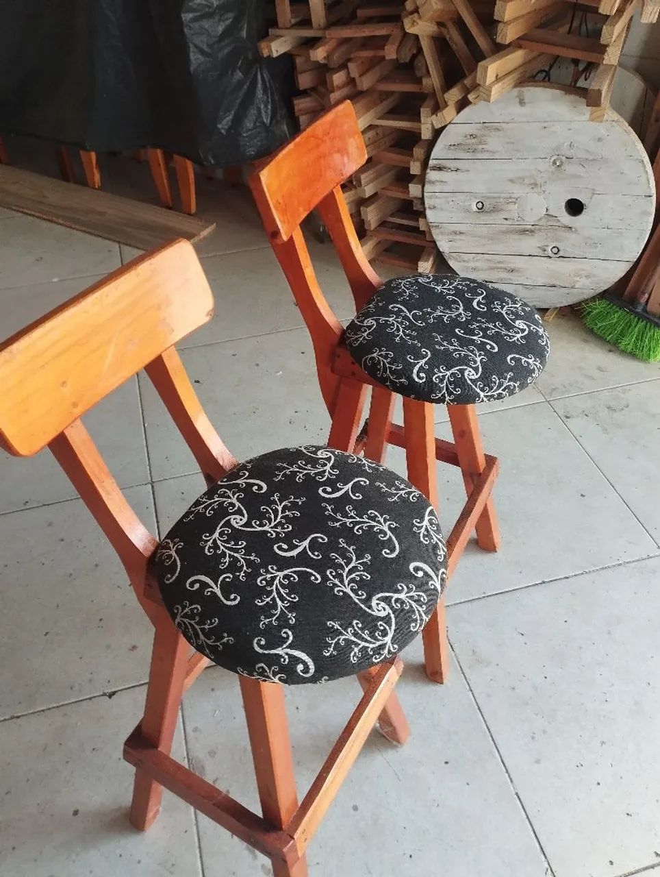Par de Banquetas de Madeira com Assento Estofado