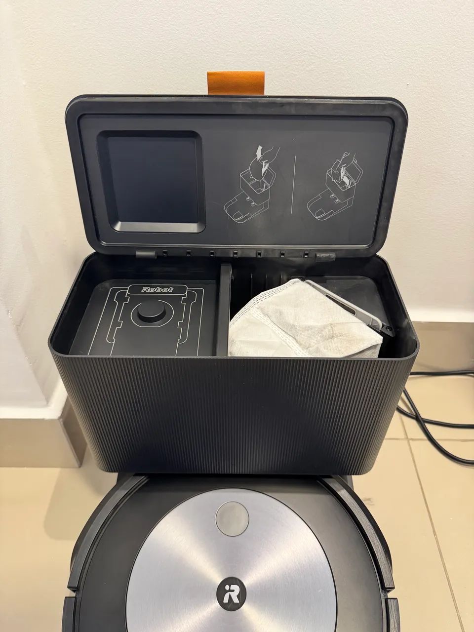 Aspirador Robô iRobot Roomba J7+ com Estação de Limpeza Automática