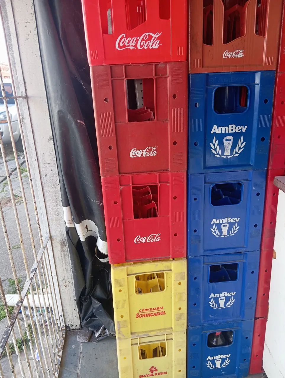 Caixa de coca e cerveja vazia