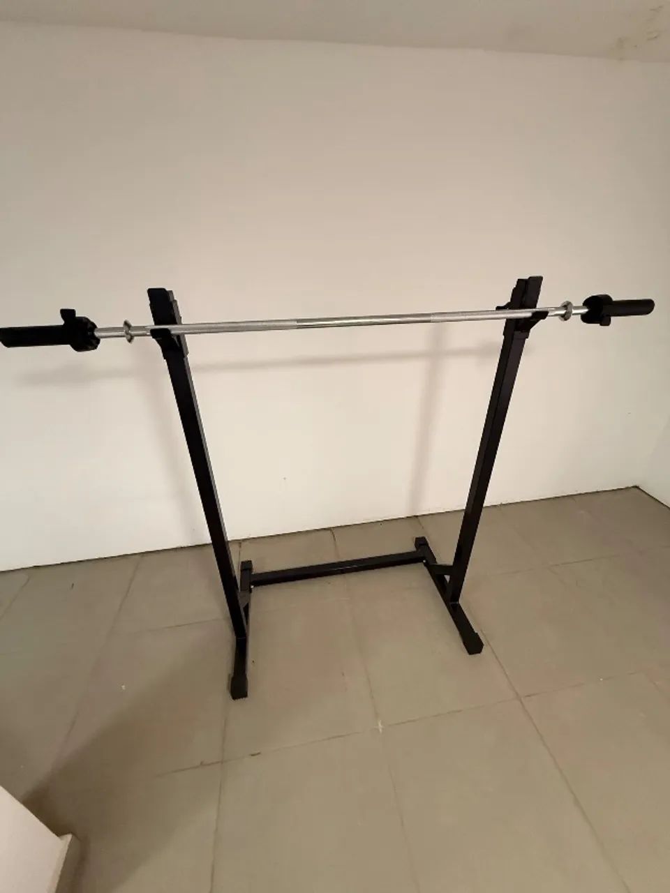 Cavalete de agachamento com a barra
