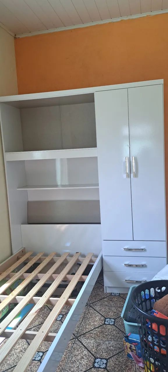 Vendo Guarda roupa com armação de cama