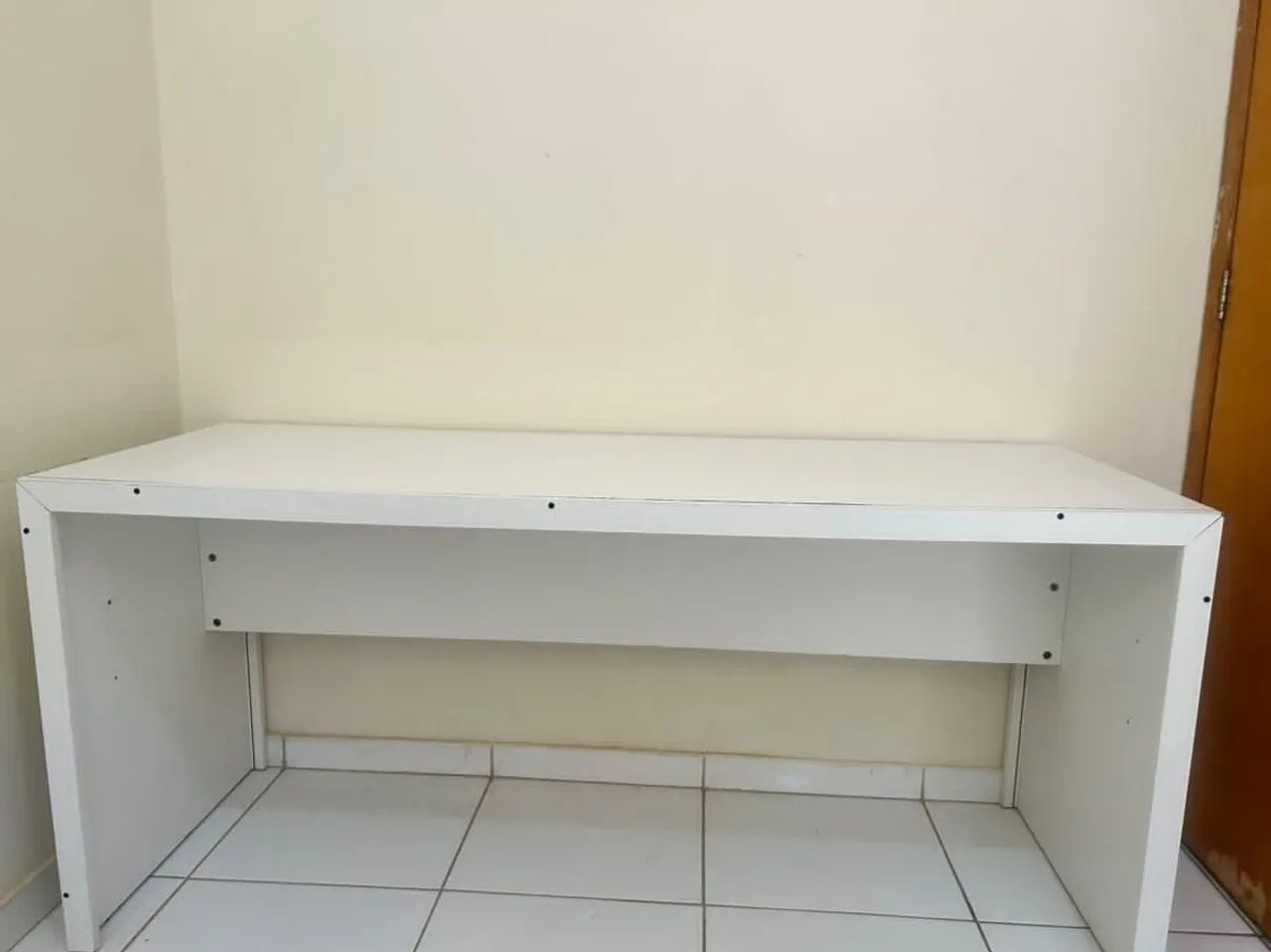 Escrivaninha branca, super espaçosa. Ideal para estudos, home office e computador  - Foto 2