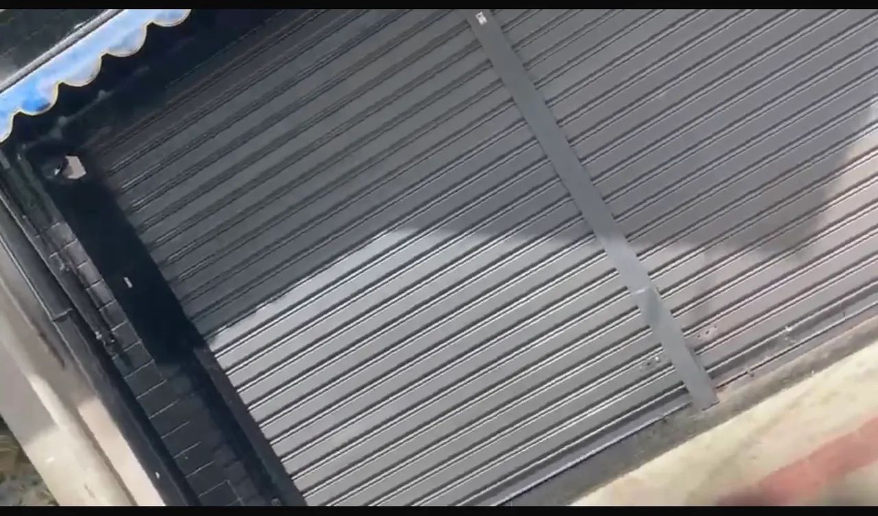 Porta de aço comercial 4.10m X 3.05m  - Foto 2