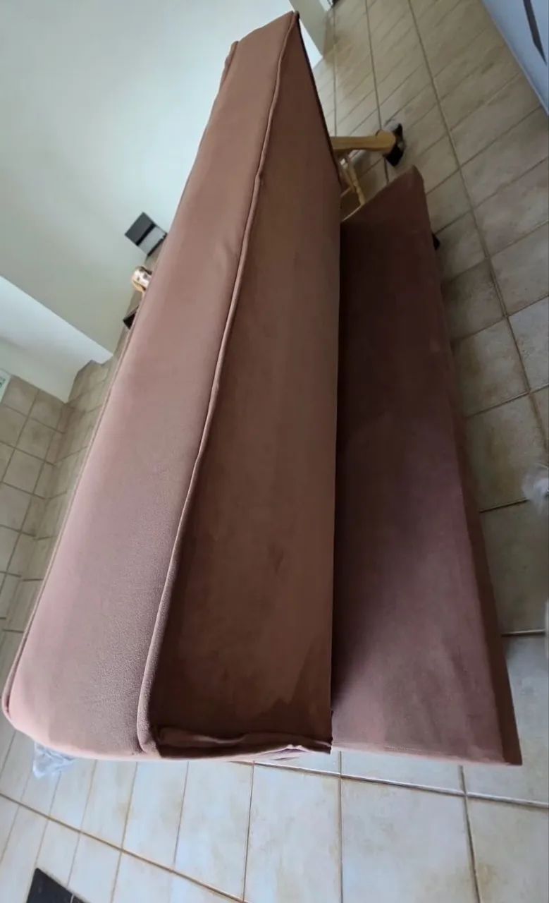 Sofá-cama retrátil 3 lugares em suede - Usado - Foto 2