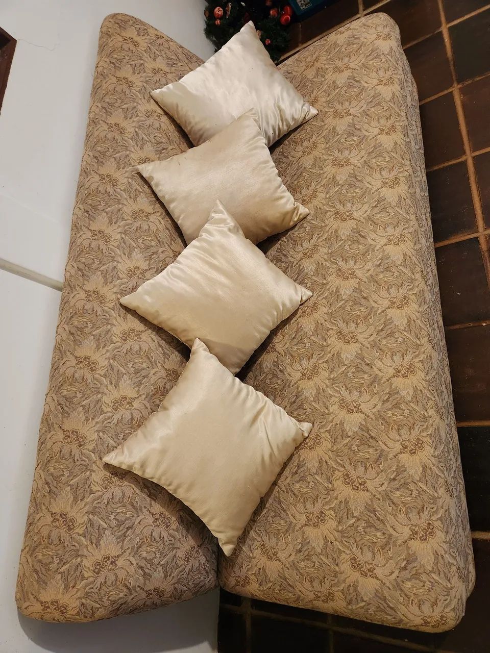 Sofá de Tecido Estampado Bem Conservado  - Foto 4