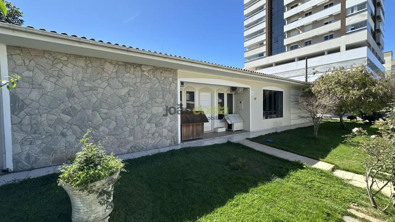 Casa à venda no Centro de Palhoça, 5 dorms, 239m²