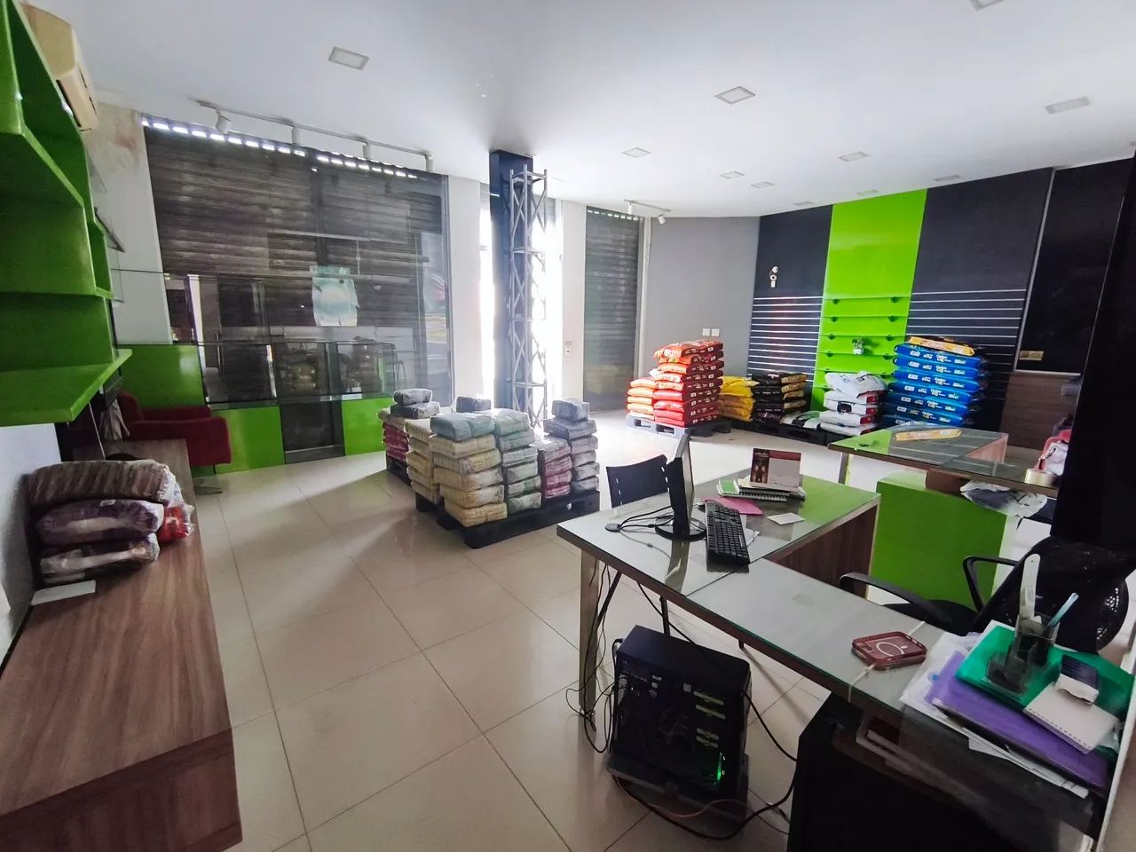 IMÓVEL COMERCIAL 560m² COM ESTACIONAMENTO  - JOÃO DURVAL | PRÓXIMO AO CHARMANT E BOULEVARD
