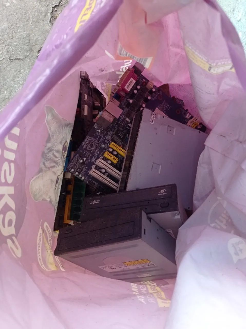 Placas e Peças Eletrônicas Velhas e Danificadas - Foto 2