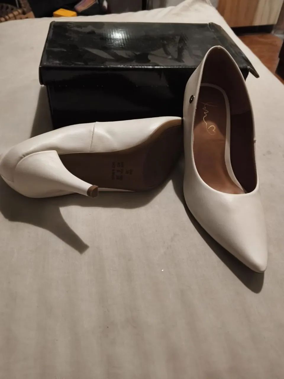 Scarpin 38 branco e marrom novos - Foto 2