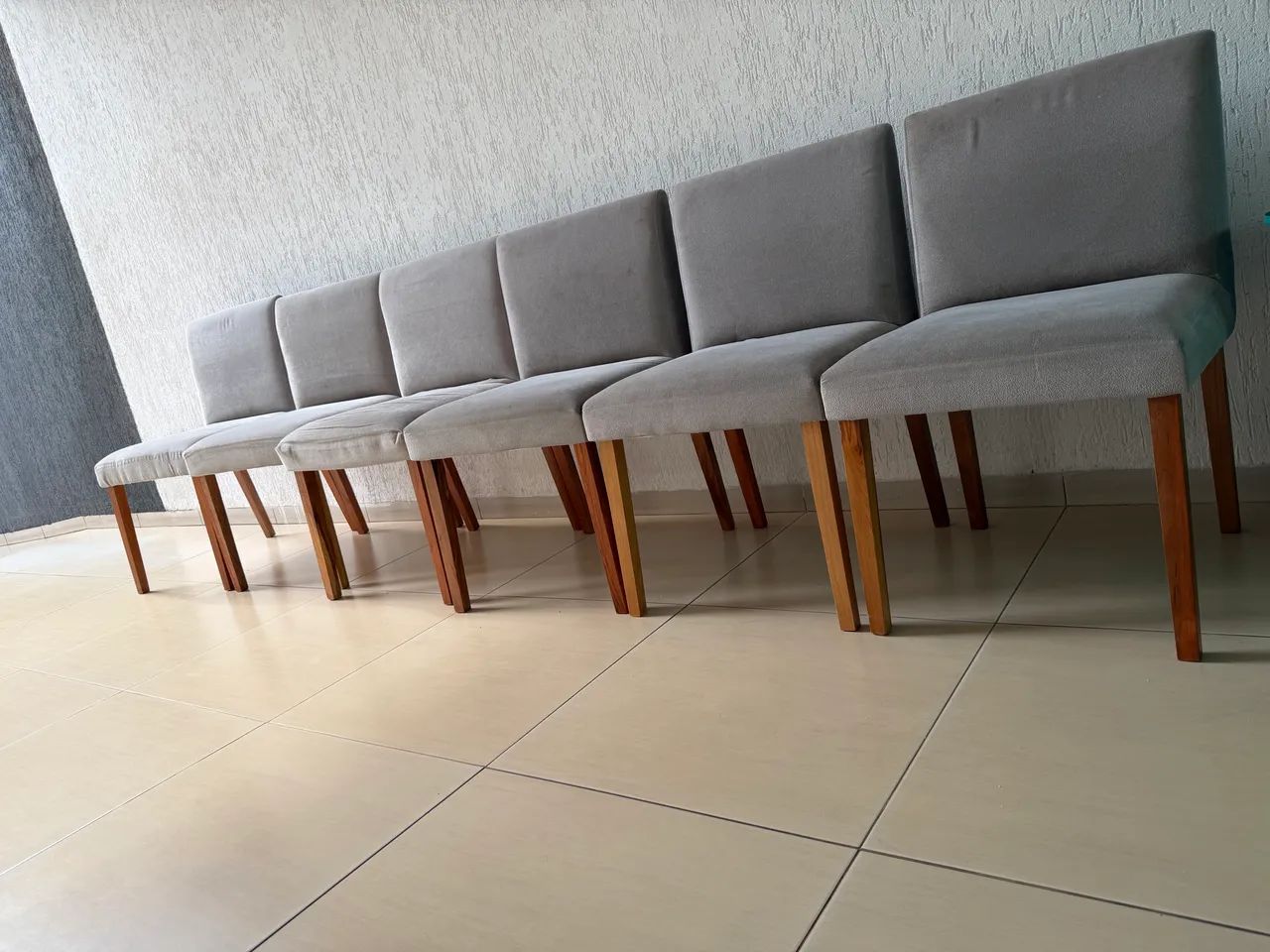Vendo 06 cadeiras, Pés de madeira, acento e encosto em tecido.   - Foto 2