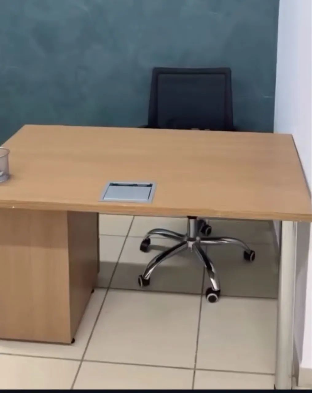 Mesas de escritório com gavetas 