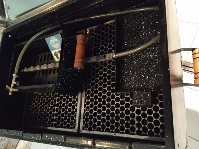 Churrasqueira a Bafo Esmaltada Globo carvão e gás P-25 com 7 espetos e rodas silicone gel - Foto 6