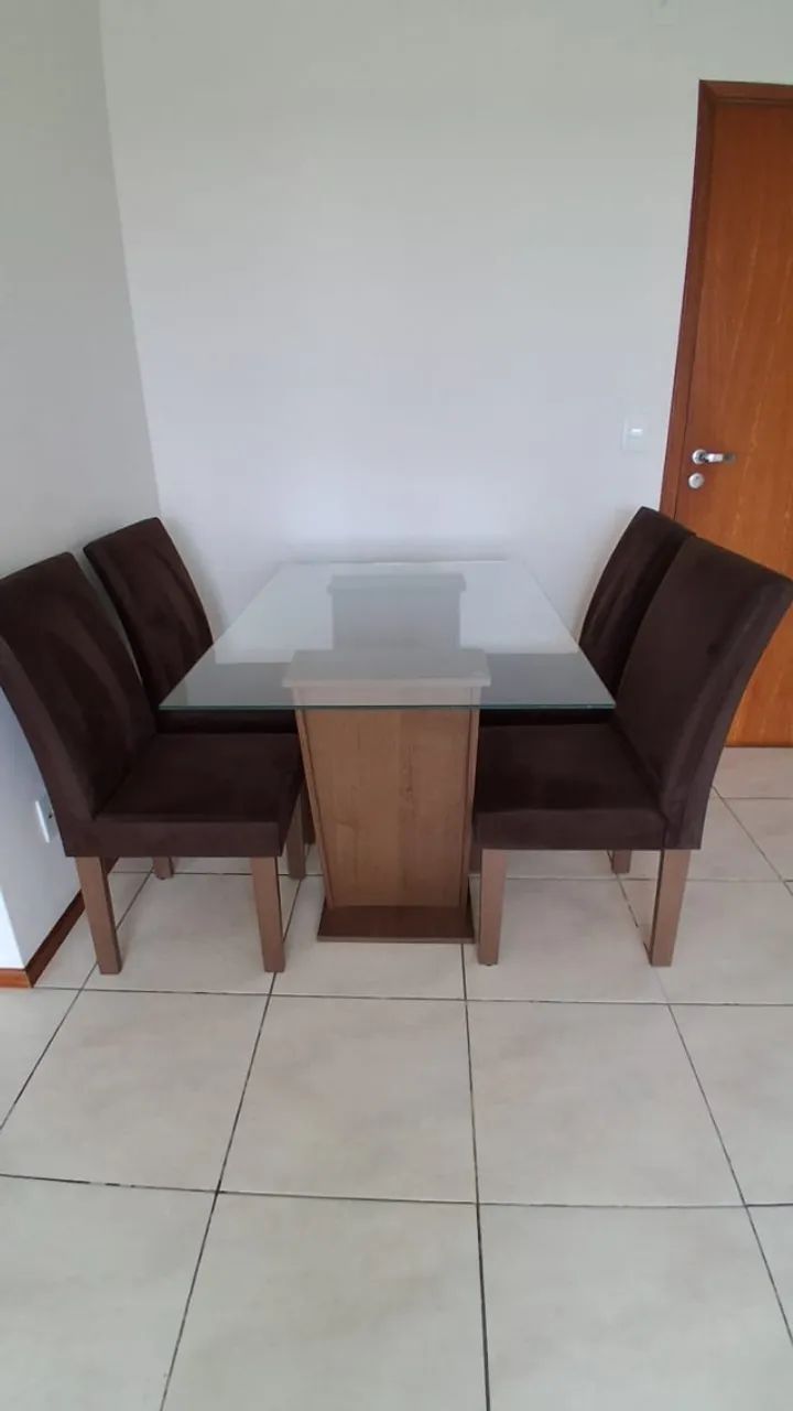 Mesa com 4 cadeiras 