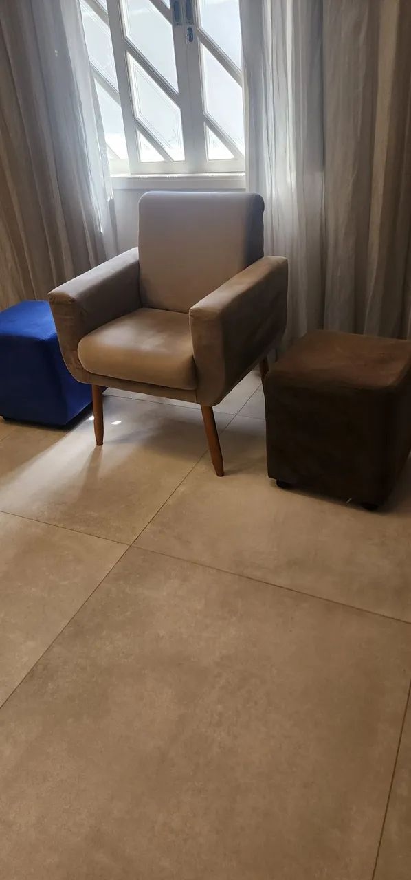 Vendo uma poltronas  e dois pufs 