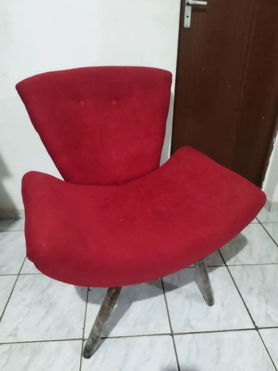 Poltrona estofada vermelha  - Foto 2