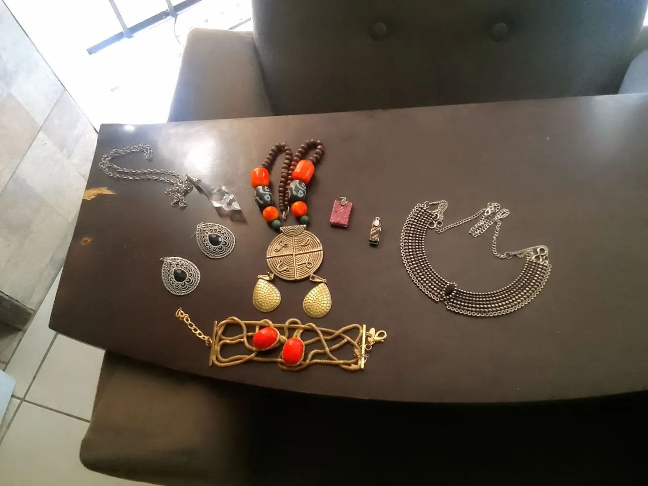Conjunto de acessórios: colares brincos e pulseira - Foto 2