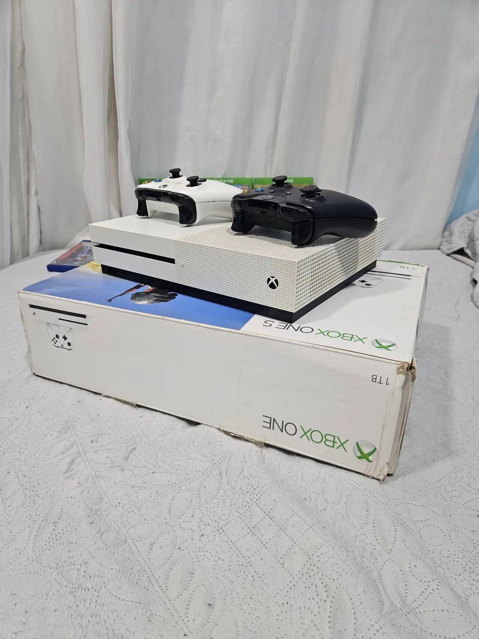Xbox one s 1tb, 2 controles e jogos - Foto 2