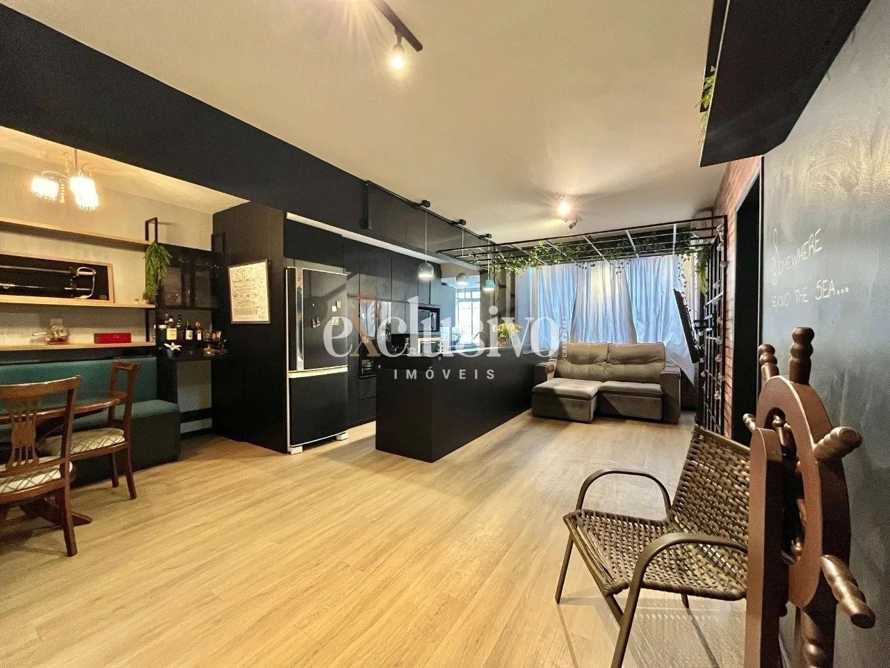 Apartamento 2 Dormitórios com Suíte em Coqueiros - Reformado - Foto 2
