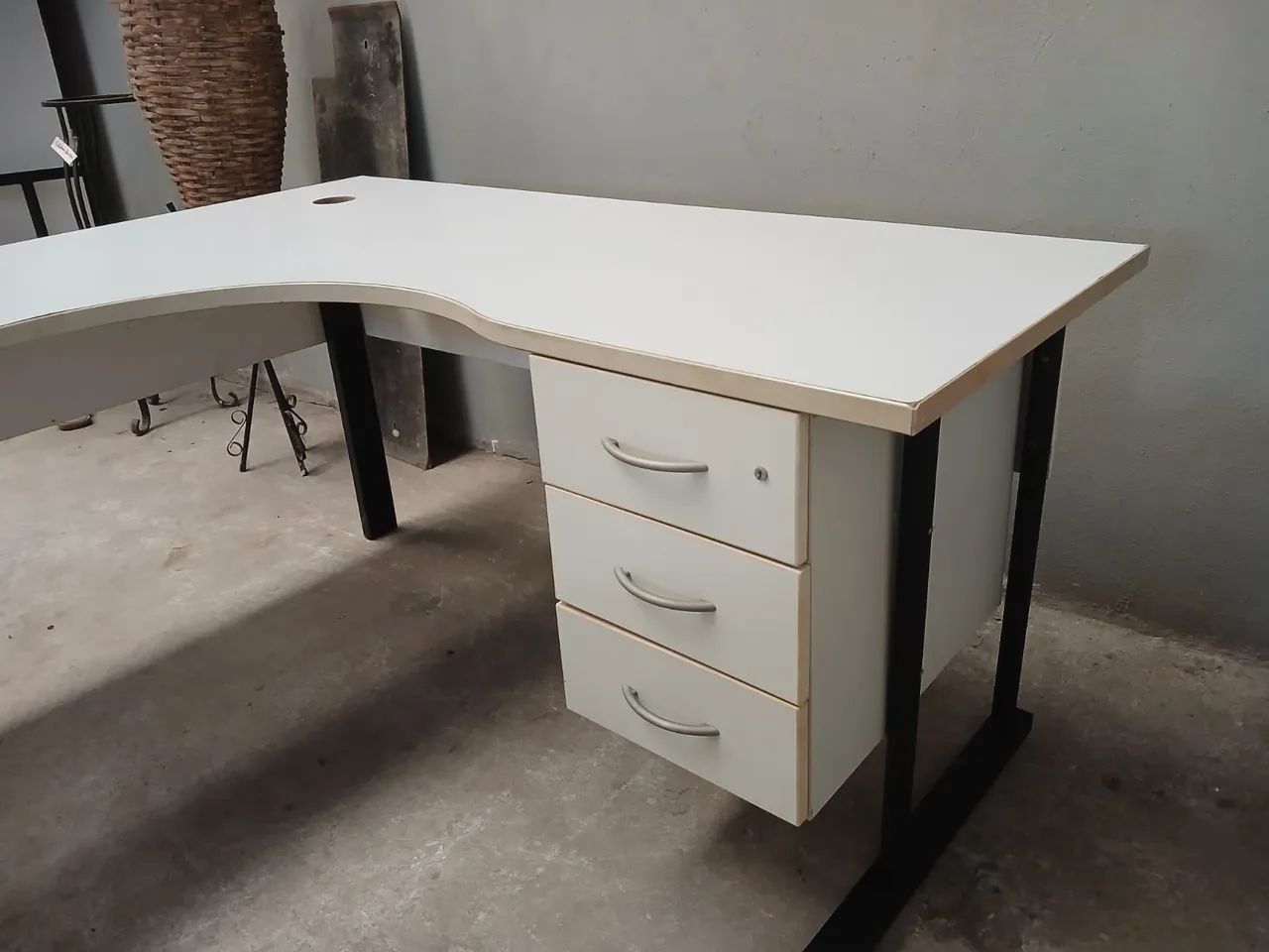Mesa modelo L com gaveteiro - Foto 4