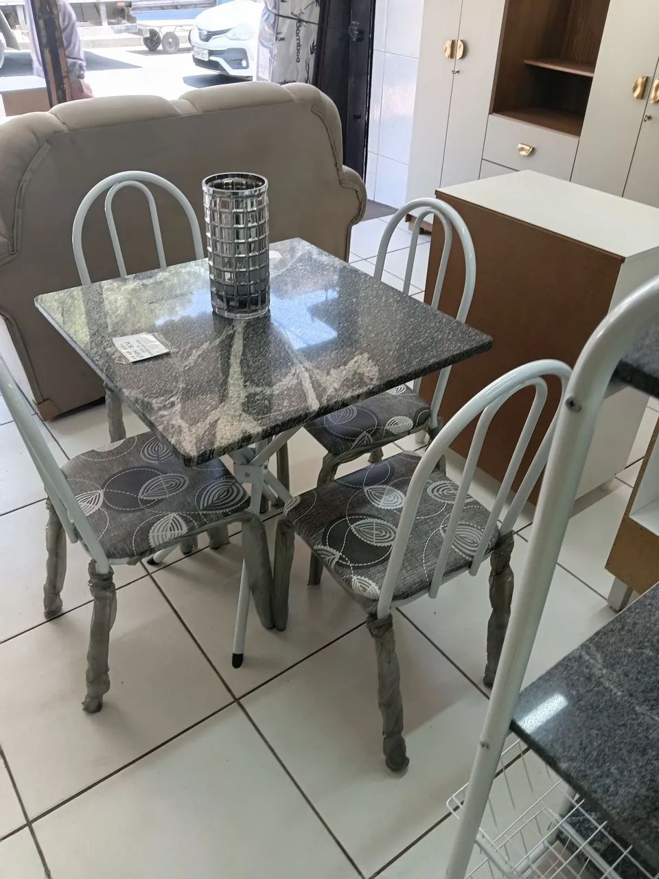 Mesa de granito com 4 cadeira