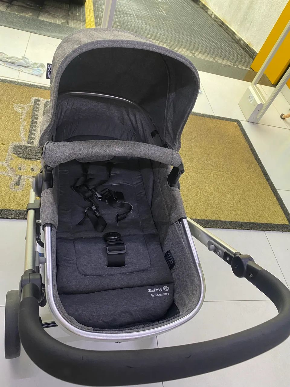 Carrinho de bebê com bebê conforto 