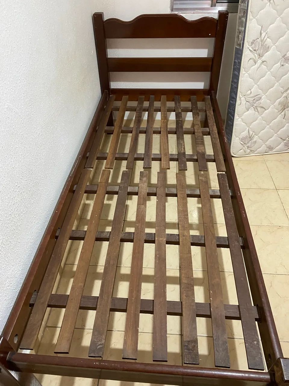 CAMA DE SOLTEIRO EM MADEIRA MACIÇA - SUPER RESISTENTE  - Foto 4