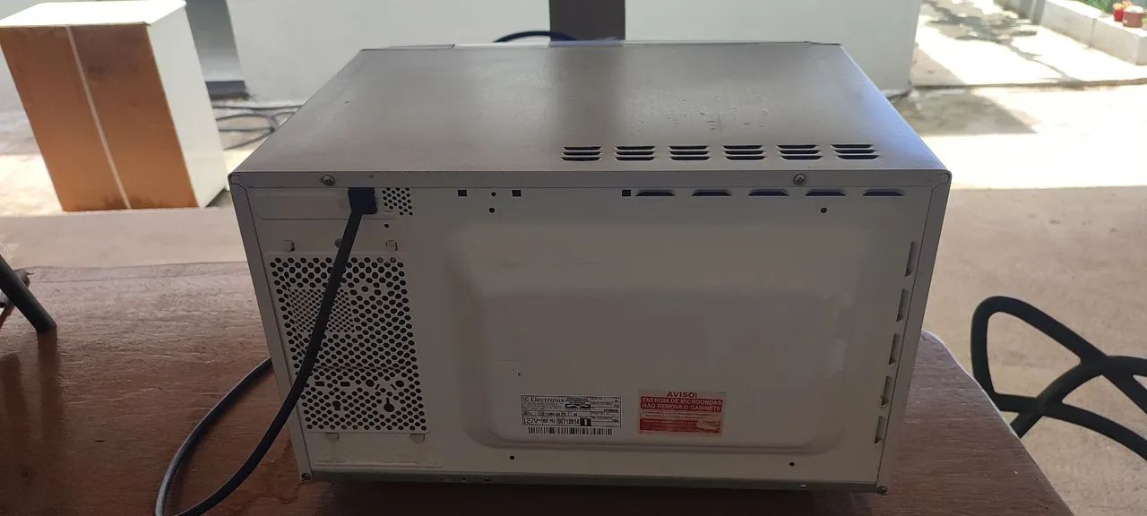 Microondas Eletrolux 31 litros seminovo. Ótimo estado de conservação. Funciona perfeito. - Foto 4