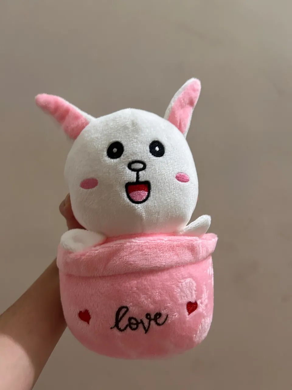 coelho de pelúcia rosa e branco 