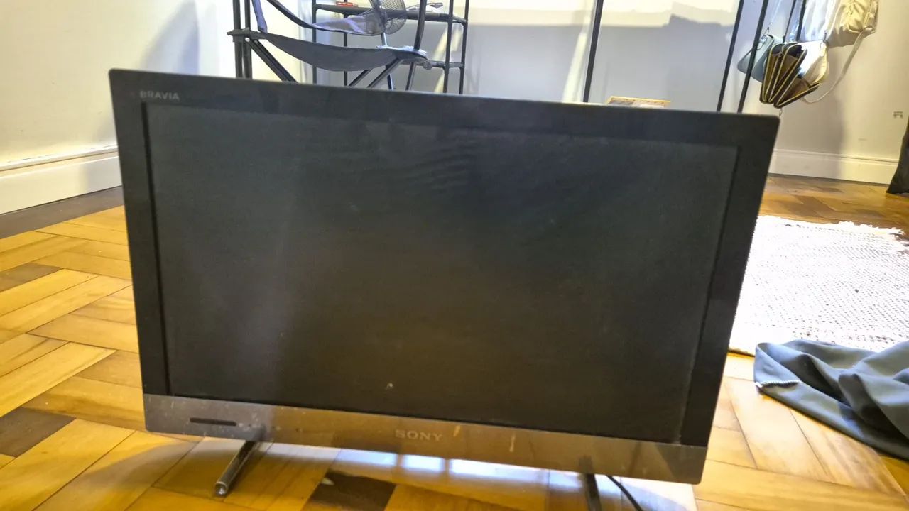 TV antiga e não sei dizer como está de funcionamento.