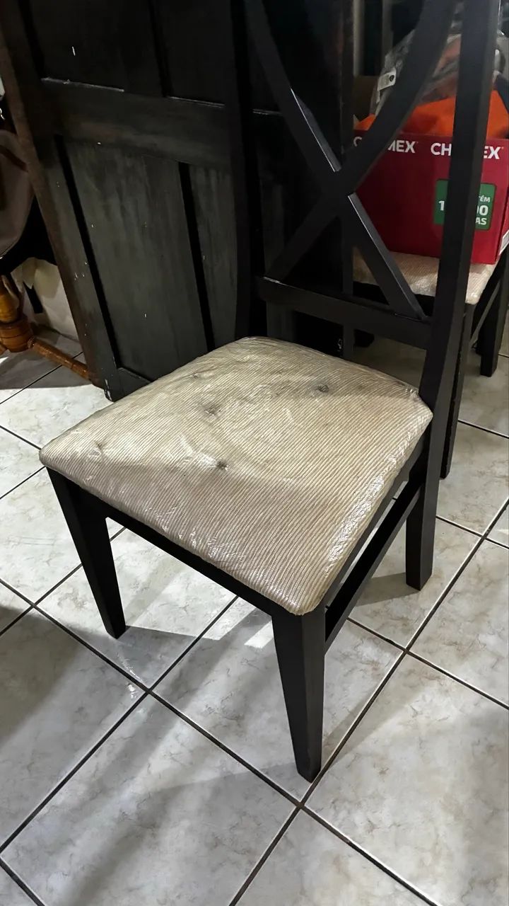 Mesa de  tampo de vidro com 6 cadeiras. - Foto 2