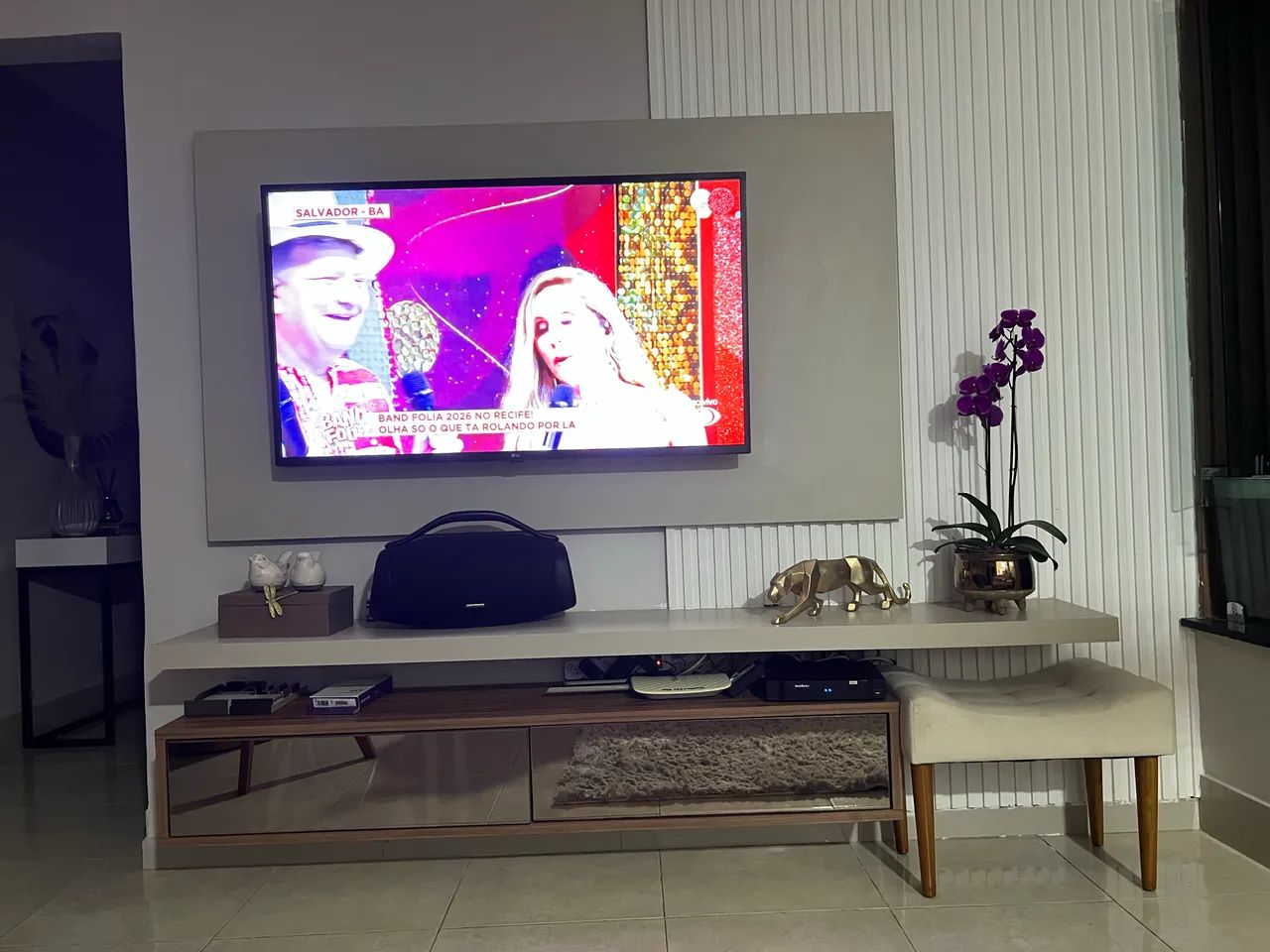 Vendo Rack lindo com painel e banquinho  - Foto 4