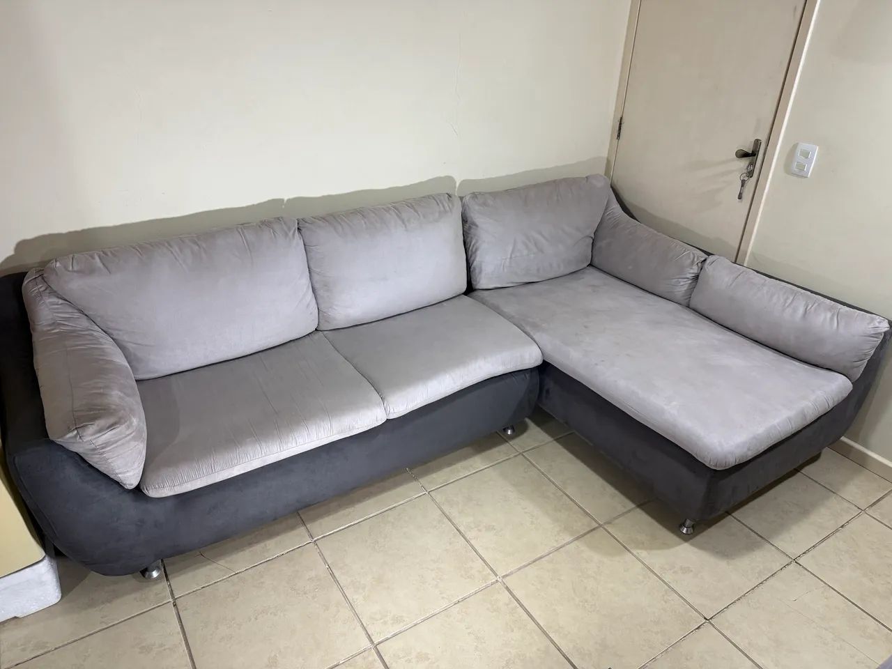 Sofá de Canto em L Suede Liso Cinza Claro - 2,70m x 1,60m - Sem Avarias