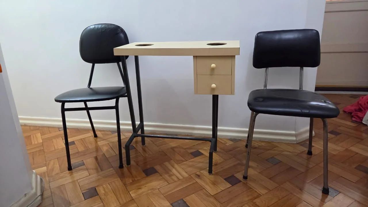 Mesa e cadeira 