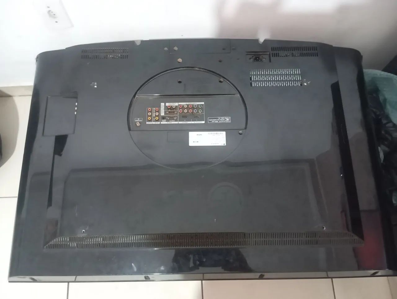 Vende se 2 tvs para retirar peças....uma está com a tela quebra mas funciona e a outra tbm