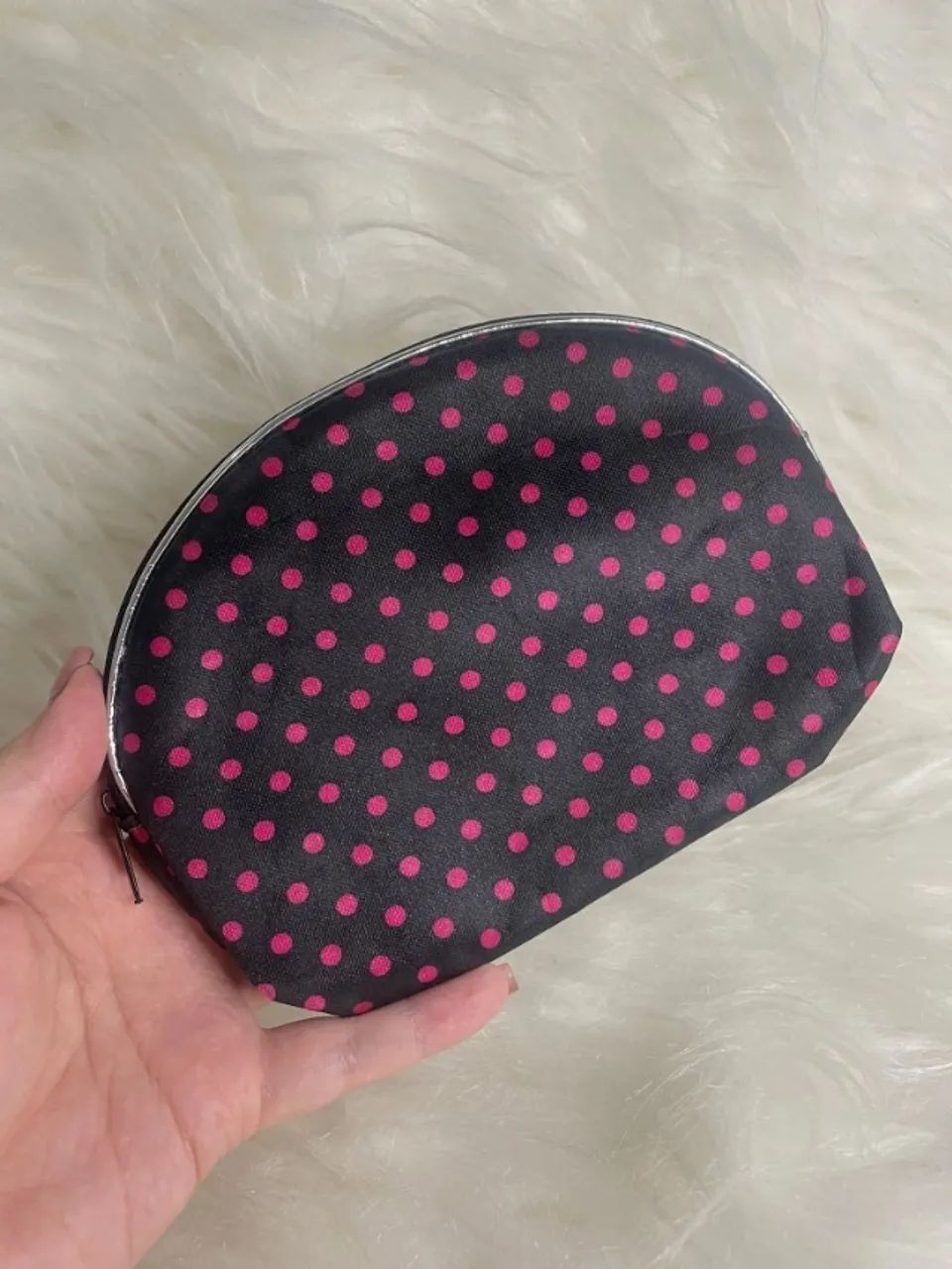 Necessaire preta com poá rosa
