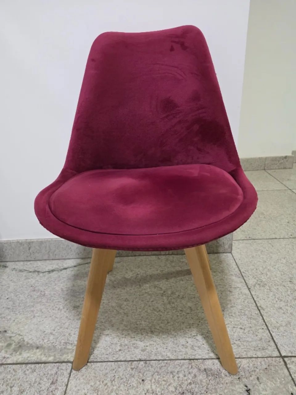 Cadeira de veludo bordô