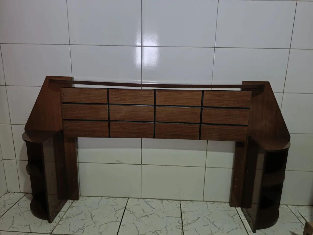 Cabeceira de cama de casal com 2 criados-mudos