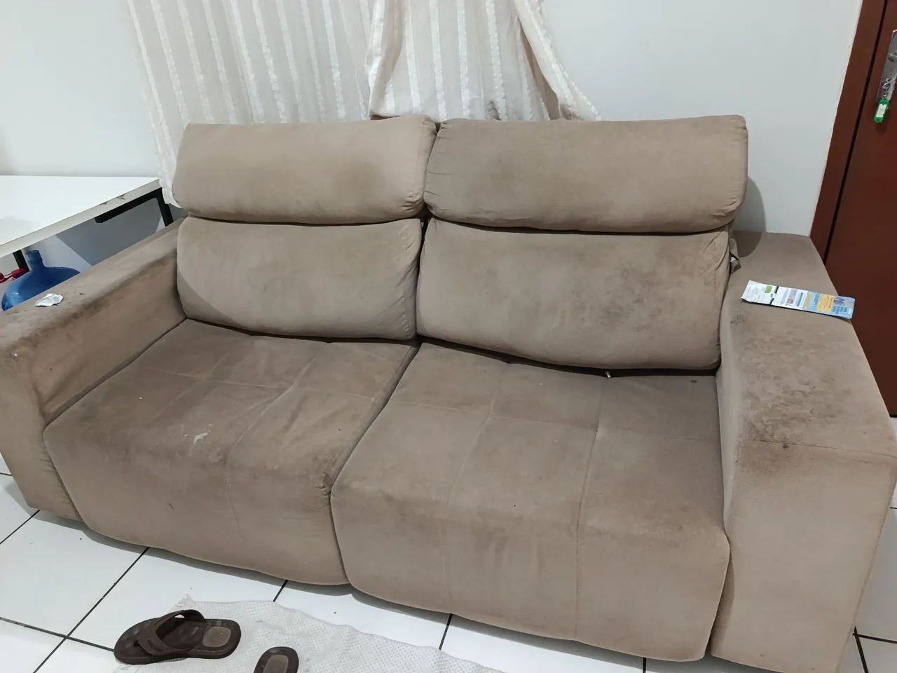 Sofá reclinável e retrátil 