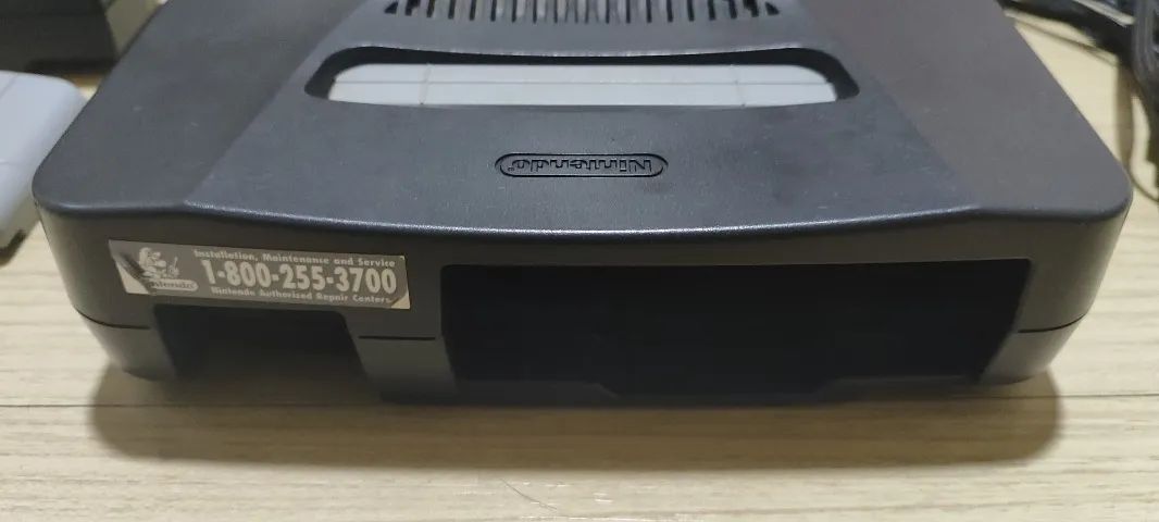 Nintendo 64 com 2 controles e jogo - Consoles de Vídeo Game