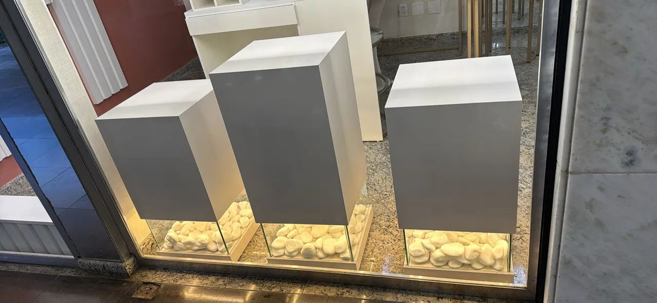 Cubos expositores para vitrine com iluminação